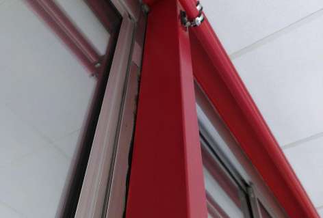Poteau acier façade