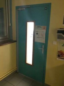 Porte simple bois plein hublot cadre bois