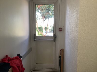 Porte simple extérieure aluminium vitrée