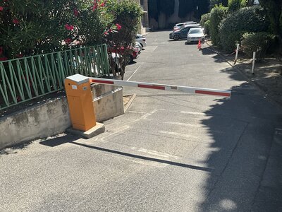 Barrière d'accès automatique parking