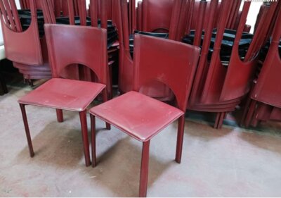 Chaises en cuir bordeaux