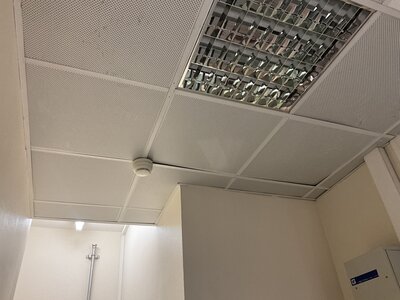 Dalle de faux plafond métallique perforé