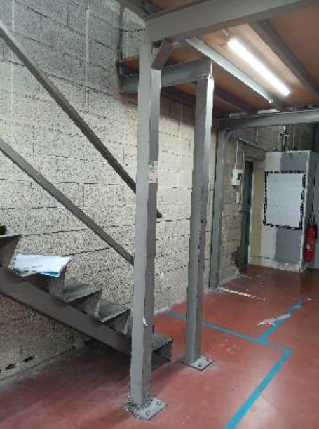 Poteau tube carré acier (accès réserve mezzanine) -Local commercial KIABI - Intérieur