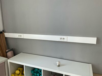 Goulotte électrique avec prises