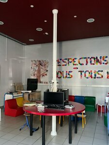 Goulotte électrique verticale avec prises