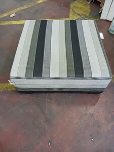 Grand pouf carré différent gris