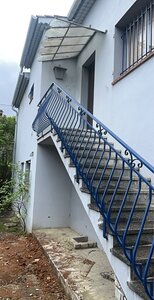 Garde-corps d'escalier en Acier avec montants verticaux courbés et ornementation en lisse haute