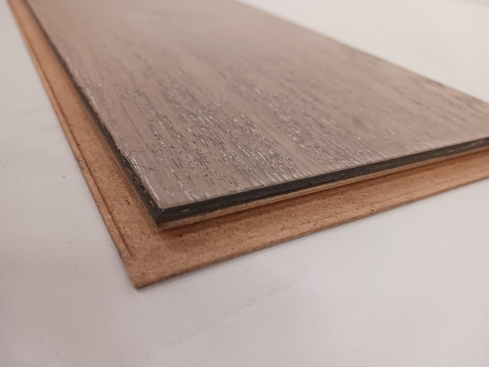 Parquet stratifié grisé