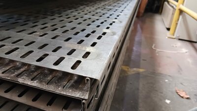 Chemin de câble perforé