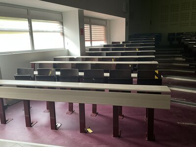 Ensemble table / chaise amphithéâtre - 3 chaises