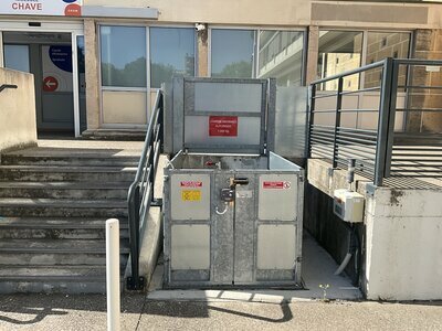 Monte charge plateforme