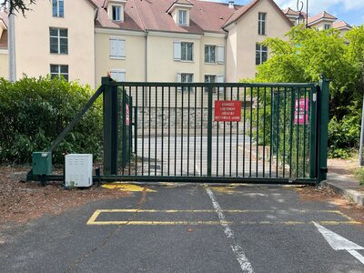 Portail métallique entree