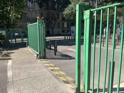 Portail extérieur barreaudé motorisé