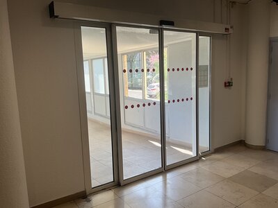 Porte coulissante vitrée automatique
