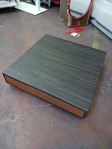 Table basse en bois carré avec rangements