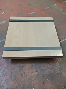 Table basse en bois à roulette