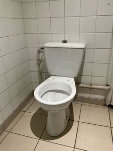 WC sur pied avec chasse