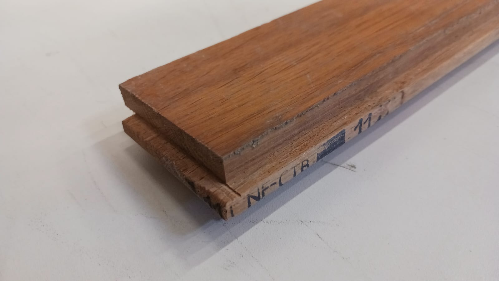 Parquet massif foncé